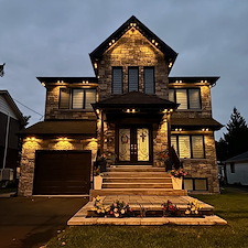 Une-belle-installation-d-clairage-extrieur-permanent-architectural-LED-Montral-Qc-avec-Gemstone-Lights 10